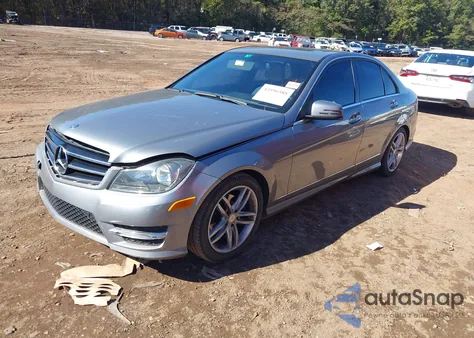 2014 Mercedes-Benz C 250 Sport z USA, uszkodzony, nr VIN WDDGF4HB3EG222112